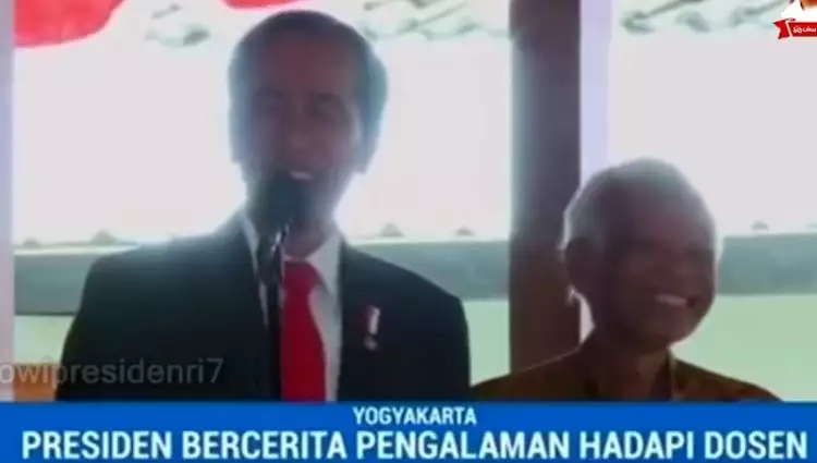 Ketemu dosen pembimbing, Jokowi teringat sulitnya bikin skripsi di UGM
