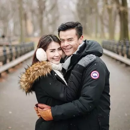 8 Pasangan seleb ini rayakan Natal pertama setelah menikah