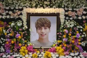 Momen sedih 4 member SHINee antar Jonghyun ke peristirahatan terakhir
