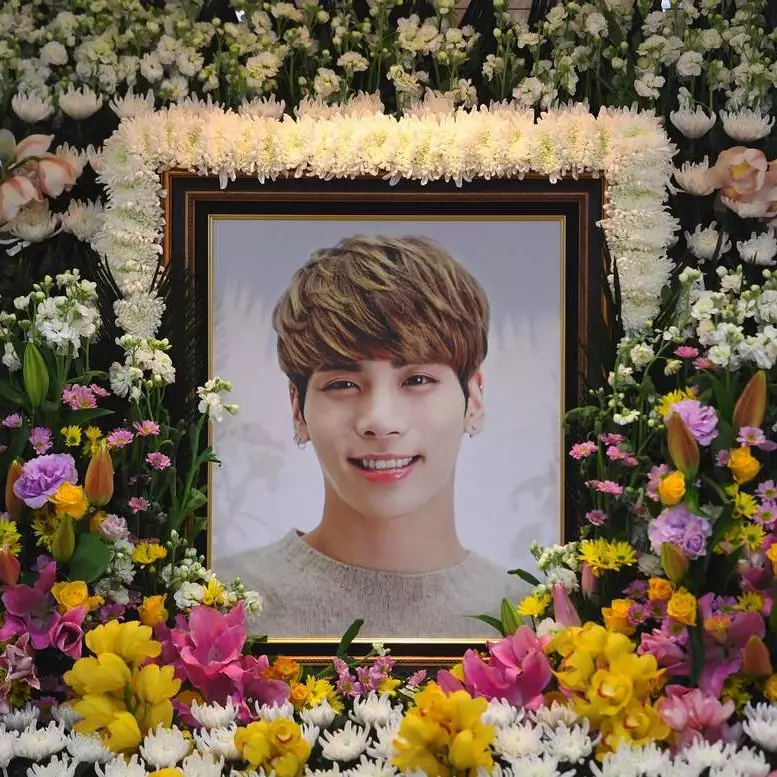Momen sedih 4 member SHINee antar Jonghyun ke peristirahatan terakhir
