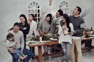 6 Seleb ini lakukan pemotretan tema Natal bareng keluarga, penuh kasih