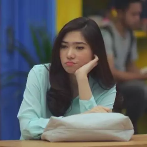 Isyana tertangkap kamera galau sendirian tanpa Jaz, kok bisa?