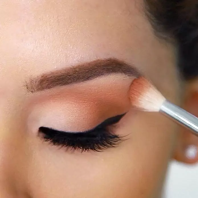 Pengen coba tren eyeshadow terang? Ini 6 trik biar tak terlihat norak