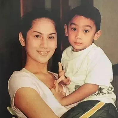 8 Potret jadul seleb Tanah Air dengan ibunya, bikin ikutan terharu