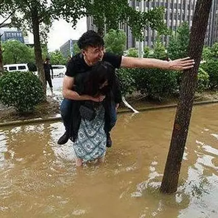 10 Potret pasangan ini buktikan cewek punya tenaga ekstra, kuat banget