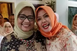 Sama-sama berhijab, ini 5 beda gaya istri Anies dan Sandiaga 