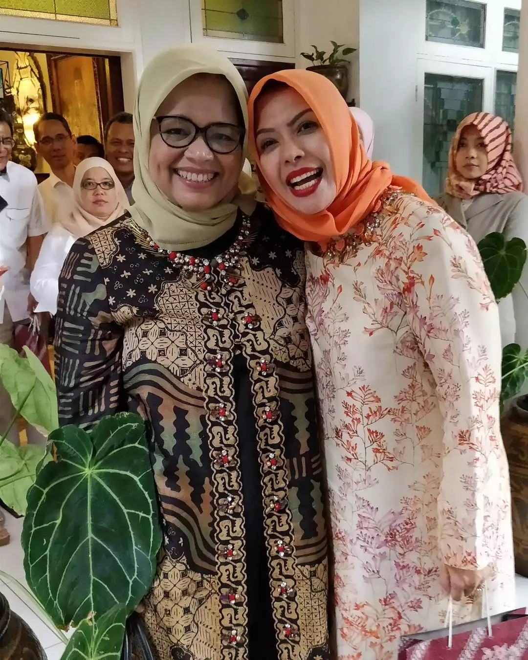 Sama-sama berhijab, ini 5 beda gaya istri Anies dan Sandiaga 