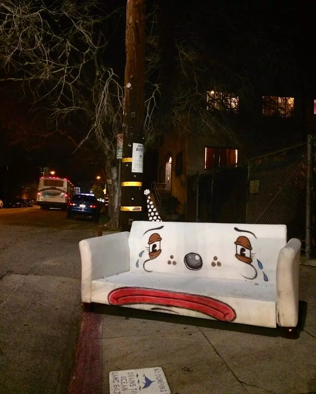 10 Karya seni ini sindir kamu yang sering buang barang, unik banget