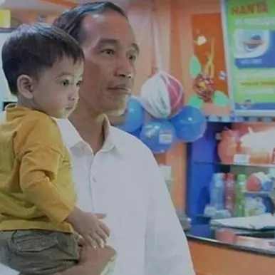 Ini beda gaya Jokowi dan SBY momong cucu, sama-sama kakek idaman