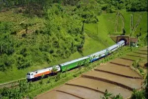 7 Potret indahnya alam Parahyangan dilihat dari kereta api, memesona