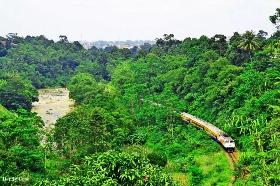 7 Potret indahnya alam Parahyangan dilihat dari kereta api, memesona