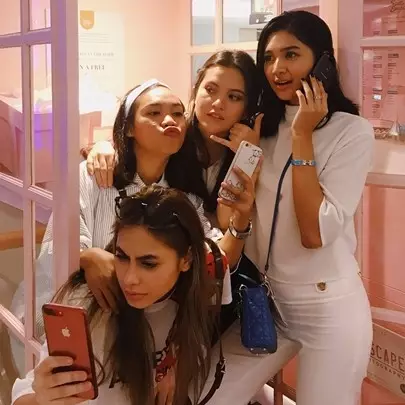 10 Gaya Mumuk Gomez, anggota geng Valerie Thomas yang cantiknya alami