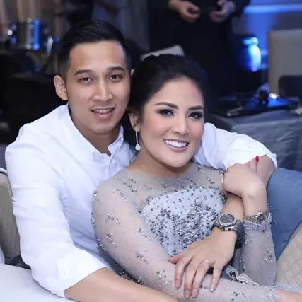 10 Potret mesra Nindy Ayunda &amp; suami tampannya, tak takut ada pelakor