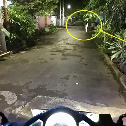 Foto penampakan ini tuai perdebatan, kata warganet pocong bungkuk