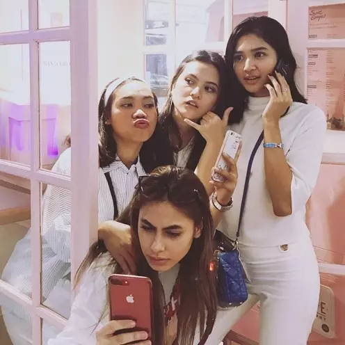 Gaya hits 3 anggota geng Valerie Thomas, kece dan kekinian banget