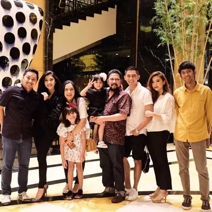 Potret harmonis 5 keluarga seleb beda agama saat perayaan Natal