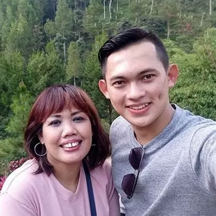 10 Momen seru liburan Ely Sugigi bareng berondong, dunia milik berdua