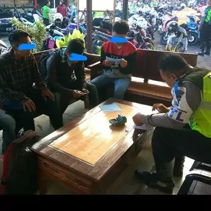 Kids jaman now bully pemotor, tak disangka si korban ternyata polisi