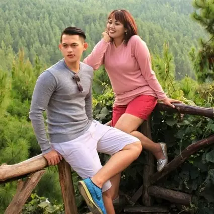 10 Gaya Irfan Sebastian, cowok yang liburan berdua dengan Ely Sugigi