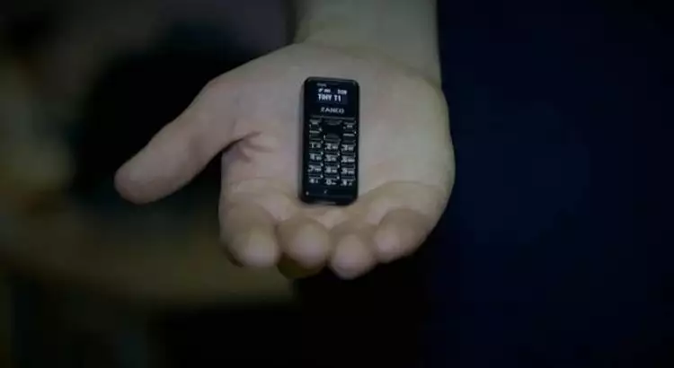 Ponsel ini disebut-sebut terkecil di dunia, beratnya cuma 13 gram