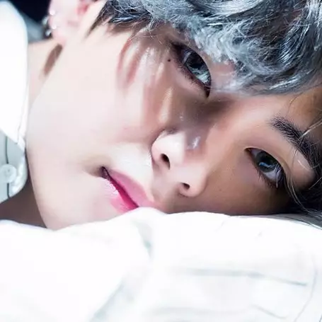 10 Potret memesona V BTS, pria paling ganteng tahun 2017