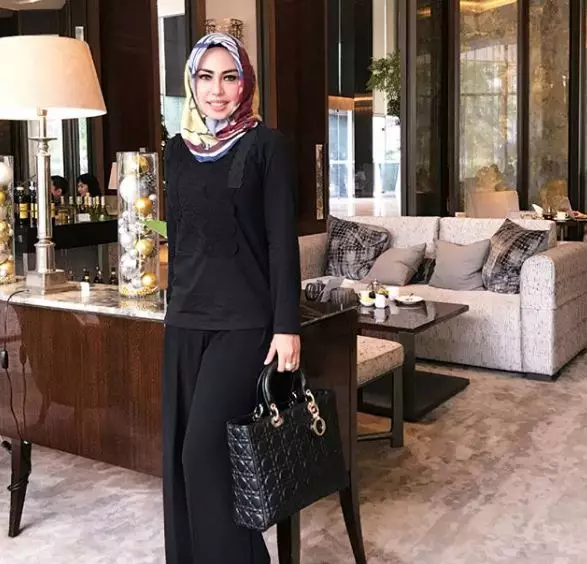 Selalu tampil glamor, ini 10 gaya Heidy istri pengacara Sunan Kalijaga