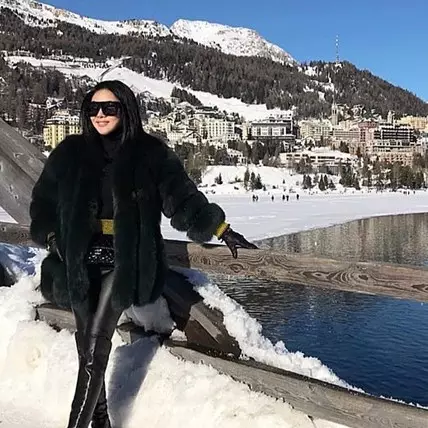 7 Momen liburan Syahrini di Swiss, ada yang sampai terpeleset 