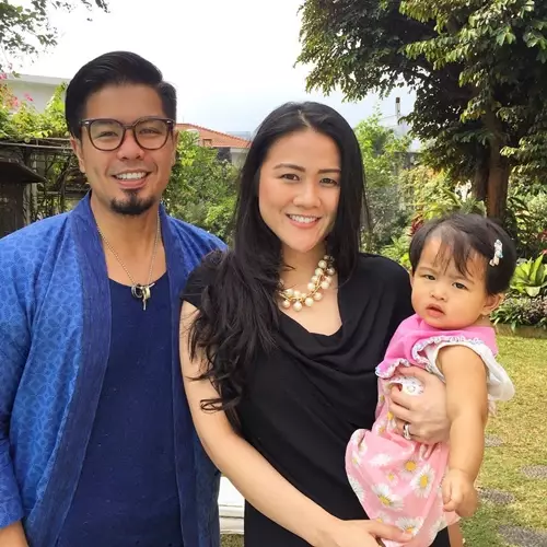 Makin bugar, ini 10 pesona Bams eks Samsons yang hot papa banget