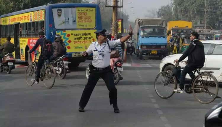 Begini aksi polisi joget moonwalk atur lalu lintas, gokil parah