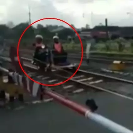 5 Momen lucu di perlintasan KA, ngeselin tapi bikin susah nahan tawa