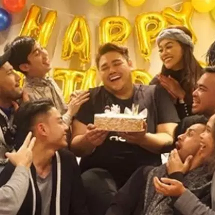 8 Potret keseruan ulang tahun Ivan Gunawan di Paris, pesta rendang nih