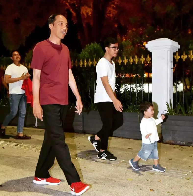 Malam mingguan ke Malioboro, ini 10 potret Jokowi sapa warga Jogja