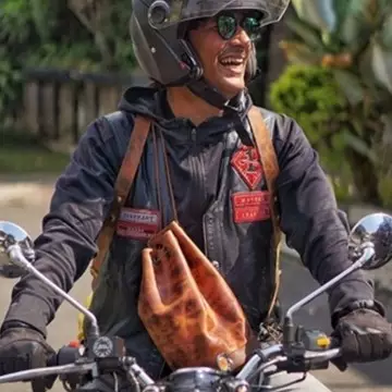 10 Potret macho Bucek Depp, tetap bugar meski usia kepala empat