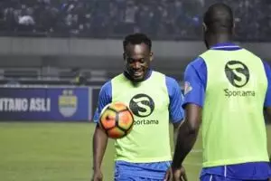 Usai CR7, kini giliran patung Michael Essien yang bikin gagal paham