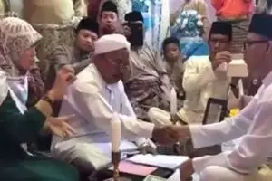 Momen pengantin pria ijab kabul pakai bahasa isyarat ini bikin terharu