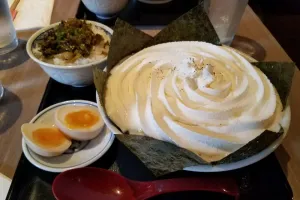 Unik, restoran ini menjual ramen dengan topping whipped cream