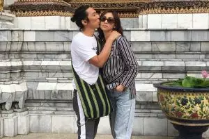 5 Gaya Bimbim 'Slank' & istri saat liburan di Thailand, lengket abis