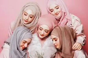 11 Pesona Mirror bersaudara, selebgram berhijab yang bikin adem hati