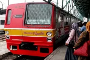 10 Potret gantengnya si satpam stasiun, bikin cewek betah berdesakan