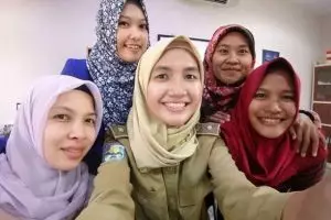 10 Potret manis Cahyani, kepala desa berhijab yang gemar blusukan