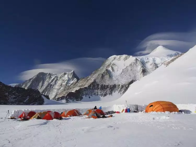 Ekspedisi Seven Summits, Mapala UI taklukan puncak tertinggi Antartika