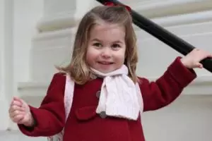 Yuk intip gaya Putri Charlotte di hari pertama sekolah, imut abis!