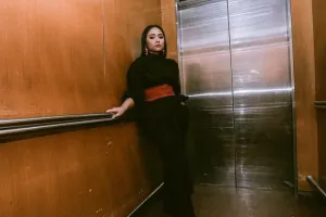 8 Gaya outfit anggun buat cewek bertubuh mungil ala Gita Gutawa