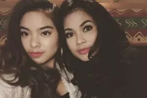 5 Foto kedekatan Puti Guntur cawagub Jatim & putrinya, bak kakak-adik