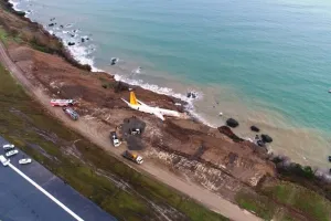 Detik-detik pesawat tergelincir di bandara Turki, hampir masuk laut