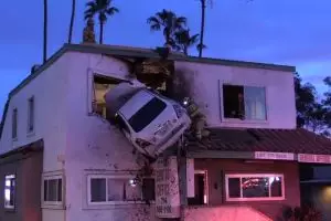 Bikin heboh, mobil meluncur terbang & mendarat di lantai 2 gedung