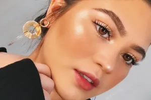 5 Rekomendasi highlighter terbaik untuk makeup glowing