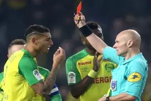 Pemain ini ditendang wasit tapi malah kena kartu merah, penonton heran