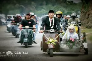 Rombongan Vespa antar pengantin bikin salut, warganet baper abis