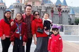 5 Seleb pria ini anggota keluarganya cewek semua, ganteng sendiri dong